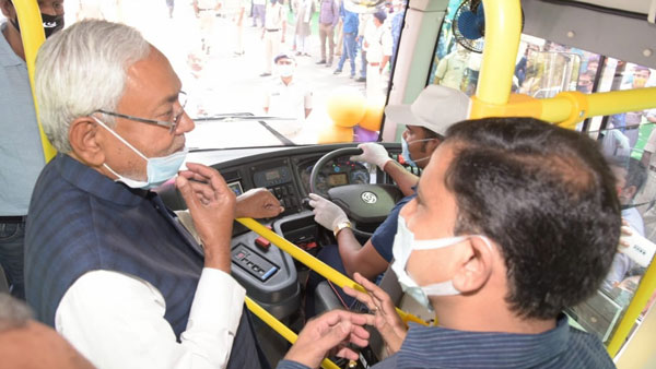 Nitish Kumar Flags Off Electric Buses: नीतीश कुमार ने बिहार में 12 इलेक्ट्रिक बसों को दिखाई हरी झंडी, जानें
