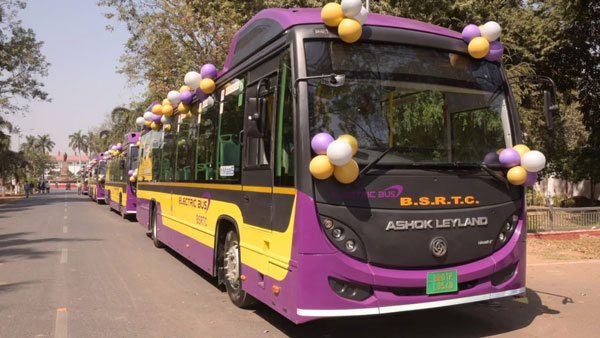 Nitish Kumar Flags Off Electric Buses: नीतीश कुमार ने बिहार में 12 इलेक्ट्रिक बसों को दिखाई हरी झंडी, जानें