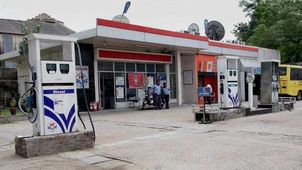 Petrol, Diesel Prices Slashed: पेट्रोल, डीजल की कीमतें 2021 में दूसरी बात घटी, जानें अब कितनी हुई कीमत
