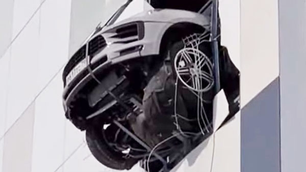 Porsche Macan Loses Control: पोर्शे मैकान बिल्डिंग की दीवार तोड़कर आई बाहर, देखें वीडियो