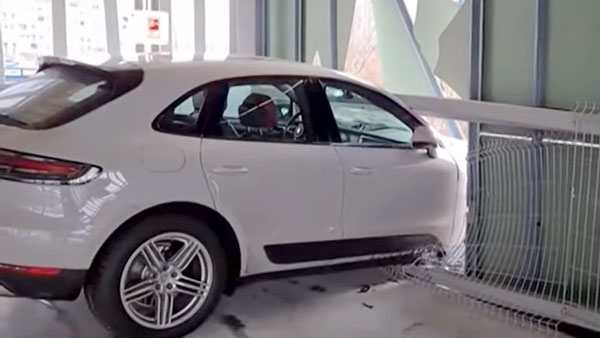 Porsche Macan Loses Control: पोर्शे मैकान बिल्डिंग की दीवार तोड़कर आई बाहर, देखें वीडियो