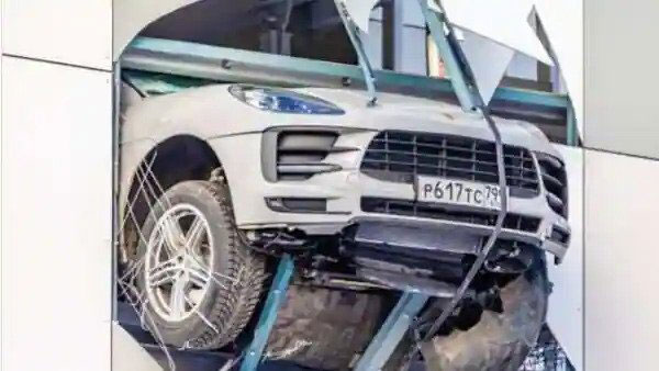 Porsche Macan Loses Control: पोर्शे मैकान बिल्डिंग की दीवार तोड़कर आई बाहर, देखें वीडियो