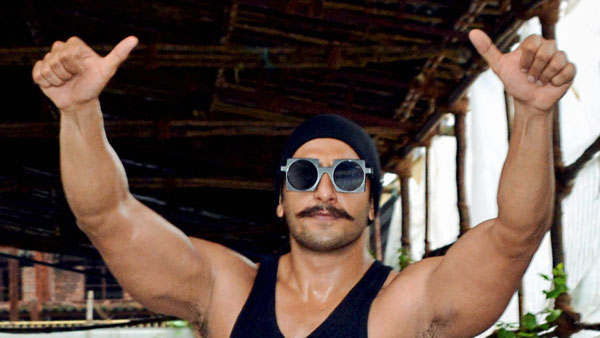 Ranveer Singh Riding Lambo Urus: लेम्बोर्गिनी उरुस एसयूवी चलाते हुए एक्टर रणवीर सिंह, तस्वीरें वायरल