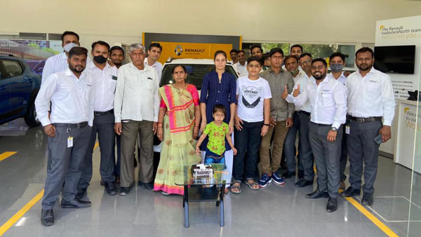 Renault Kiger Delivery Begins: रेनॉल्ट काइगर की डिलीवरी आज से देश भर में हुई शुरू, देखें तस्वीरें