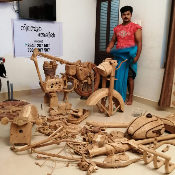 Royal Enfield Bullet Wooden Model: इस व्यक्ति ने लकड़ी से बनाई असली जैसी रॉयल एनफील्ड बुलेट, देखें