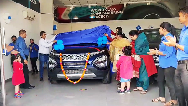 Tata Motors Delivered 100 Safari: टाटा मोटर्स ने एक दिन में ही डिलीवर की 100 नई टाटा सफारी, जानें