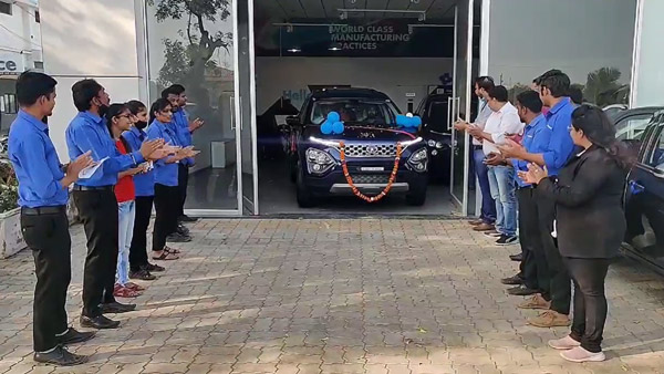Tata Motors Delivered 100 Safari: टाटा मोटर्स ने एक दिन में ही डिलीवर की 100 नई टाटा सफारी, जानें