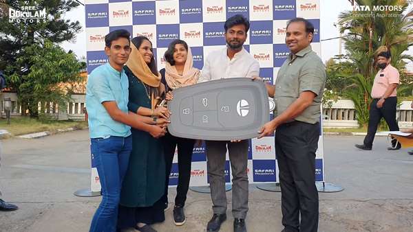 Tata Safari Delivery: एक साथ 10 टाटा सफारी किये गये डिलीवर, देखें तस्वीरें