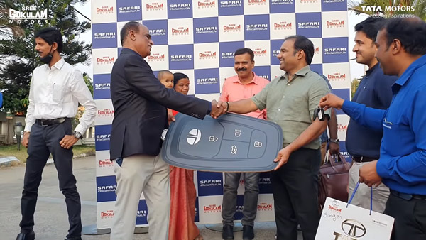 Tata Safari Delivery: एक साथ 10 टाटा सफारी किये गये डिलीवर, देखें तस्वीरें