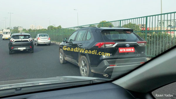 Toyota RAV4 Spied Testing: टोयोटा आरएवी4 टेस्टिंग के दौरान आई नजर, इस साल हो सकती है लॉन्च