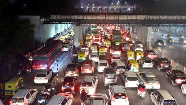India Has Over 4 Crore Old Vehicles: देश में 4 करोड़ से ज्यादा पुराने वाहन सड़कों पर, सरकार लगाएगी ग्रीन टैक्स