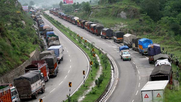 Truck Driver Fined For Not Wearing Helmet: हेलमेट नहीं पहनकर ट्रक चलाने के आरोप में पुलिस ने काटा चालान