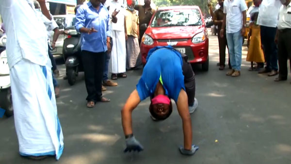 Yoga Trainer Pulls Maruti Alto 800: योग प्रशिक्षक ने मारुति ऑल्टो 800 को खींचा, वीडियो हुआ वायरल
