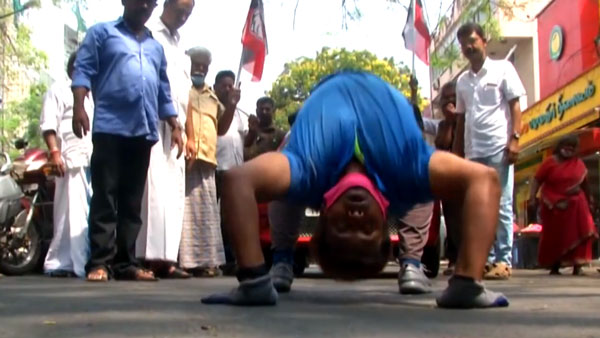 Yoga Trainer Pulls Maruti Alto 800: योग प्रशिक्षक ने मारुति ऑल्टो 800 को खींचा, वीडियो हुआ वायरल