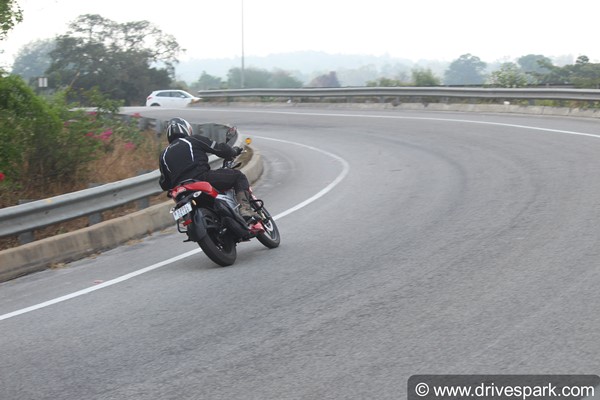 2021 TVS Apache RTR 160 Review: लेटेस्ट डिजाइन के साथ है परफेक्ट एंट्री लेवल कम्यूटर बाइक