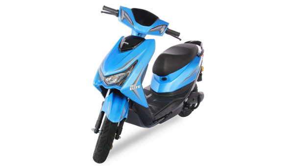 Licence Free e-Scooters: इन इलेक्ट्रिक स्कूटरों को चलाने के लिए नहीं पड़ती लाइसेंस और रजिस्ट्रेशन की जरूरत, जानें