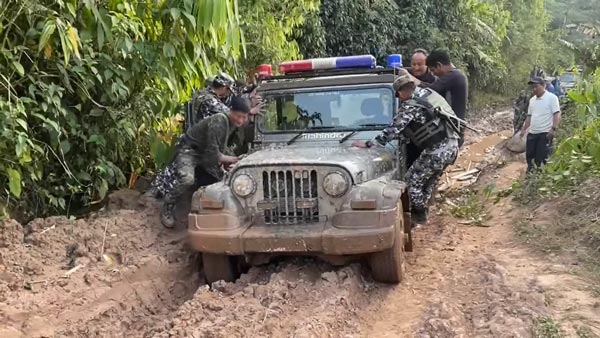 अरुणाचल प्रदेश के सीएम पेमा खांडू ने चलाई महिंद्रा थार एसयूवी, 157 किमी तय कर पहुंचे सुदूर गांव