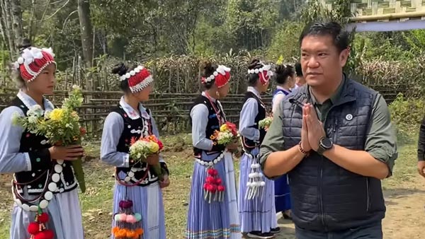 अरुणाचल प्रदेश के सीएम पेमा खांडू ने चलाई महिंद्रा थार एसयूवी, 157 किमी तय कर पहुंचे सुदूर गांव