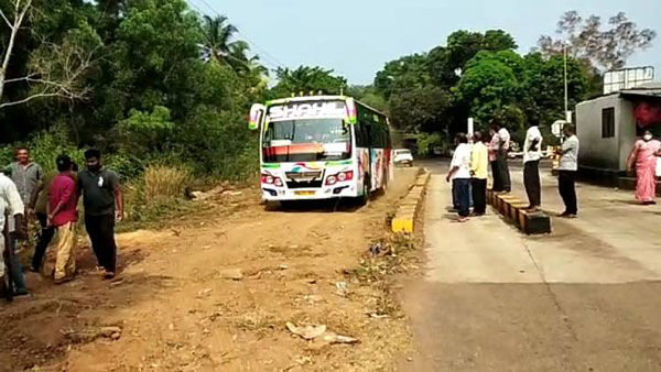 Villagers Built Bypass Road: टोल टैक्स से नाराज गांव वालों ने बना डाली बायपास सड़क