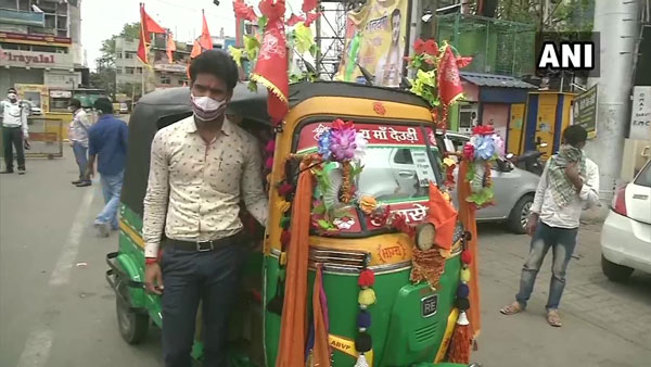 Auto Driver Giving Free Ride: मरीजों को मुफ्त में अस्पताल तक पहुंचाता है यह ऑटो ड्राइवर, जानें क्यों