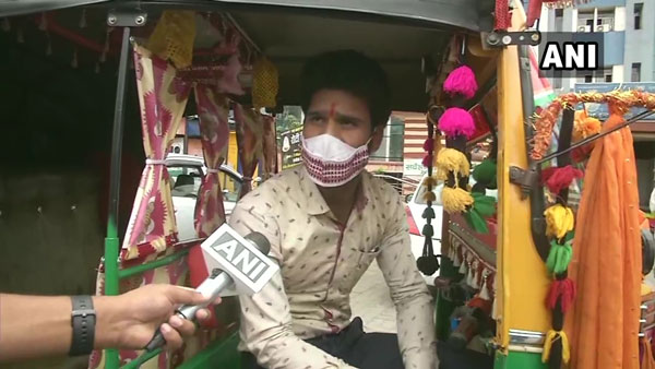 Auto Driver Giving Free Ride: मरीजों को मुफ्त में अस्पताल तक पहुंचाता है यह ऑटो ड्राइवर, जानें क्यों