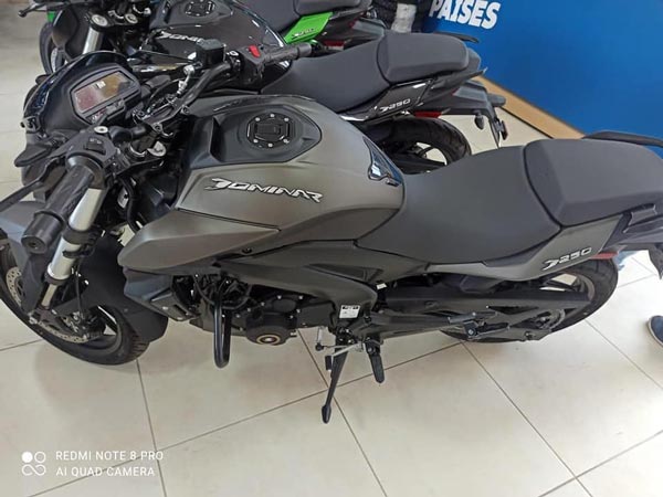 Bajaj Dominar 250 Spotted In New Colours: बजाज डोमिनार 250 नए रंग में हुई उपलब्ध, डिलरशिप पर पहुंची