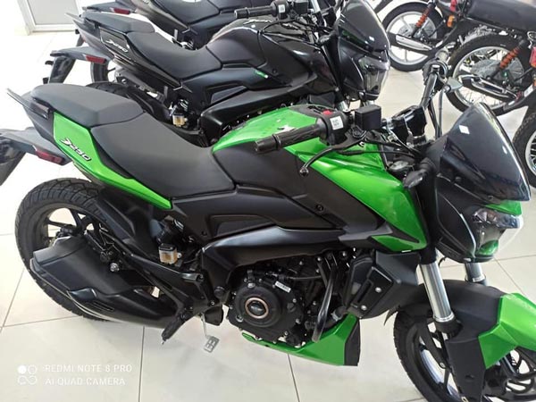 Bajaj Dominar 250 Spotted In New Colours: बजाज डोमिनार 250 नए रंग में हुई उपलब्ध, डिलरशिप पर पहुंची