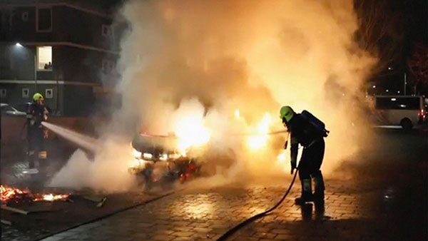 What To Do If Car Catches Fire: अगर कार में लग जाए आग, तो ऐसे बचाएं अपनी जान, फाॅलो करें ये टिप्स