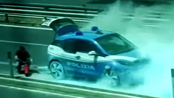 What To Do If Car Catches Fire: अगर कार में लग जाए आग, तो ऐसे बचाएं अपनी जान, फाॅलो करें ये टिप्स