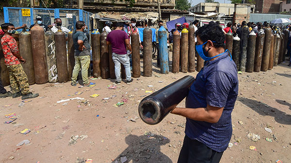 ऑक्सीजन सिलेंडर लेकर 1,400 किमी का तय किया सफर, जिगरी यार ने बचाई दोस्त की जान