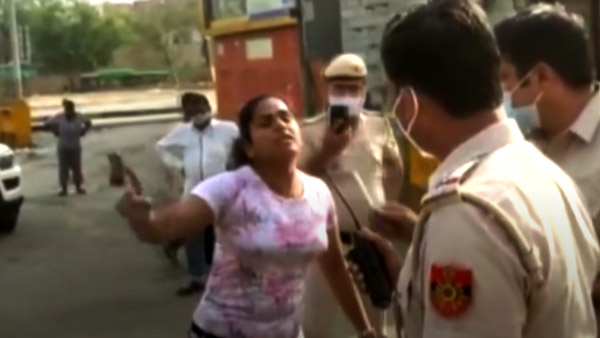 Delhi Couple Misbehaved With Police: कार में बिना मास्क पहने घूम रहा था कपल, पुलिस ने रोका तो करने लगे बवाल
