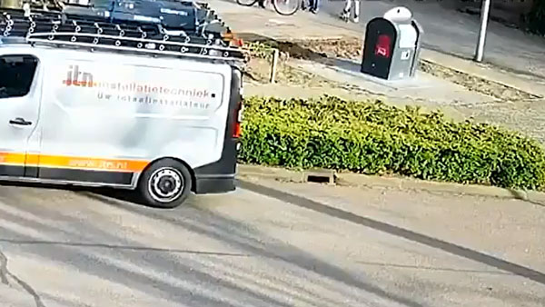 साइकिलिंग करते हुए मोबाइल फोन चलाने की मिली सजा, वीडियो देख हंसी न छूट जाए तो कहना