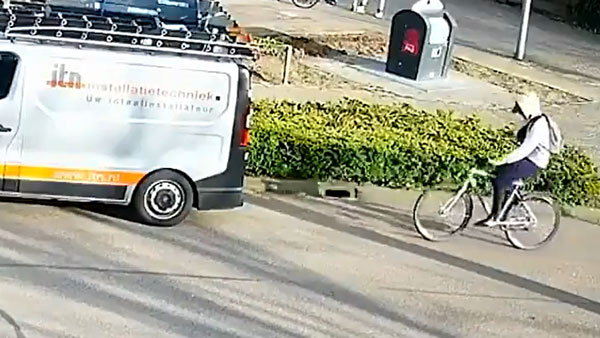 साइकिलिंग करते हुए मोबाइल फोन चलाने की मिली सजा, वीडियो देख हंसी न छूट जाए तो कहना