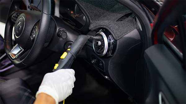 Car Detailing Service: कार डिटेलिंग करवा लिया तो भूल जाएंगे नॉर्मल वॉशिंग, जानिए कैसे होती है सफाई
