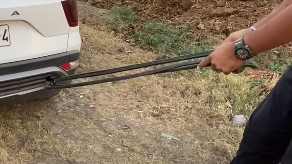 Hyundai Creta Plough The Field: हुंडई क्रेटा से की खेत की जुताई तो क्या हुआ उसका हश्र, देखें वीडियो