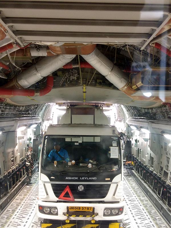 IAF C-17 & IL-76 Aircraft Transport Oxygen: भारतीय वायु सेना ने विमानों से ऑक्सीजन पहुंचाना किया शुरू, जानें