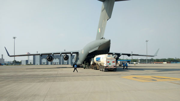 IAF C-17 & IL-76 Aircraft Transport Oxygen: भारतीय वायु सेना ने विमानों से ऑक्सीजन पहुंचाना किया शुरू, जानें