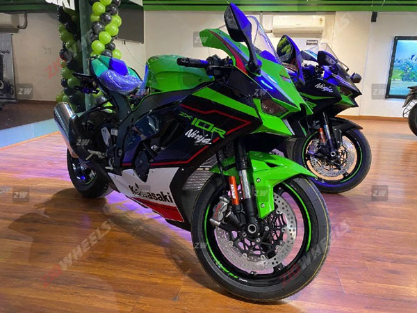 Kawasaki ZX-10R Reached At Dealership: कावासाकी जेडएक्स-10आर डीलरशिप पर पहुंची, डिलीवरी जल्द