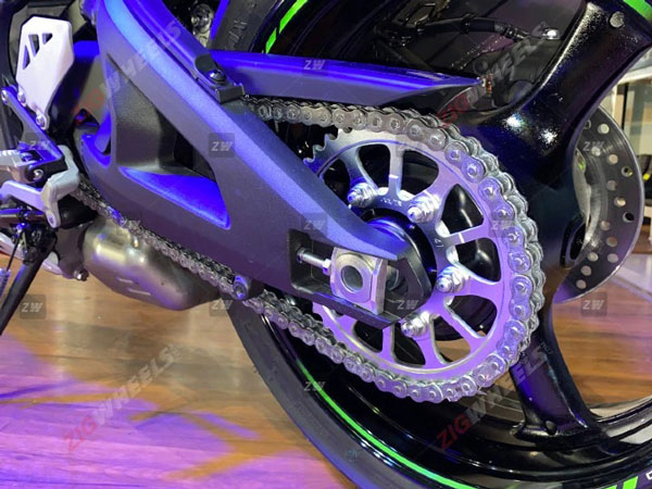 Kawasaki ZX-10R Reached At Dealership: कावासाकी जेडएक्स-10आर डीलरशिप पर पहुंची, डिलीवरी जल्द