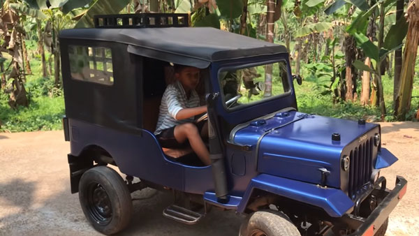 Man Builds Electric Jeep Miniature: इस व्यक्ति ने अपने बच्चों के लिए बनाई छोटी इलेक्ट्रिक जीप, देखें वीडियो