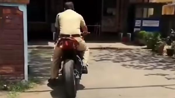 केटीएम बाइक से पुलिस स्टेशन के सामने स्टंट कर रहा था युवक, पुलिस ने सिखाया ऐसा सबक