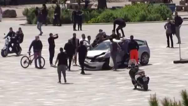 Man Jumps Into Moving Car: चलती कार के अंदर कूद गया यह व्यक्ति, वीडियो देख हो जाएंगे हैरान