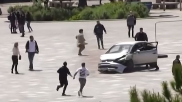 Man Jumps Into Moving Car: चलती कार के अंदर कूद गया यह व्यक्ति, वीडियो देख हो जाएंगे हैरान