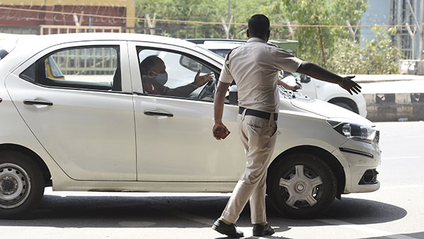 Mask In Car Compulsory: कार में अकेले होने पर भी मास्क पहनना जरूरी, दिल्ली हाईकोर्ट का फैसला