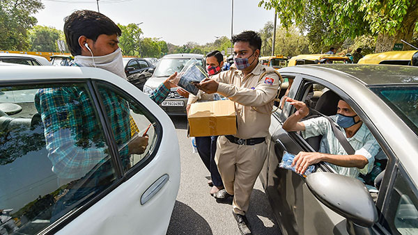 Mask In Car Compulsory: कार में अकेले होने पर भी मास्क पहनना जरूरी, दिल्ली हाईकोर्ट का फैसला