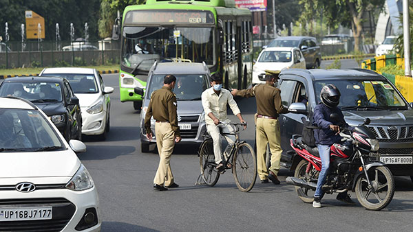 Mask In Car Compulsory: कार में अकेले होने पर भी मास्क पहनना जरूरी, दिल्ली हाईकोर्ट का फैसला