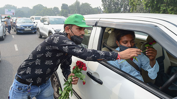 Mask In Car Compulsory: कार में अकेले होने पर भी मास्क पहनना जरूरी, दिल्ली हाईकोर्ट का फैसला