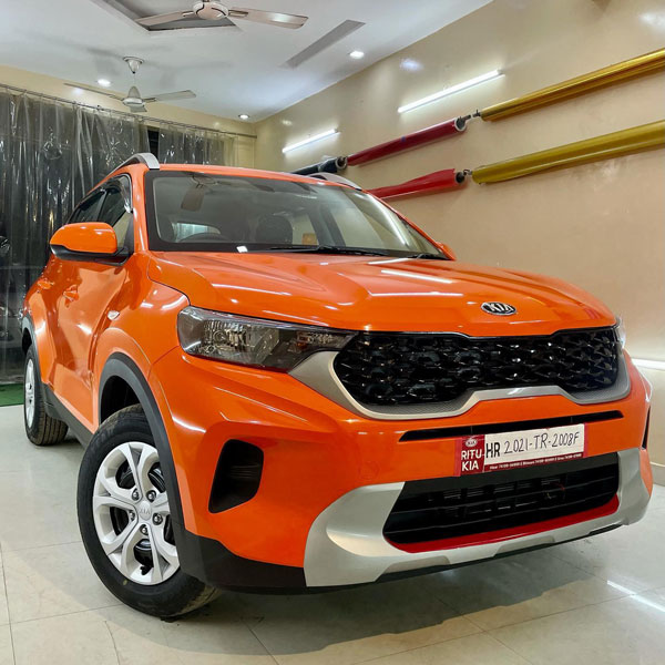 Kia Sonet Glossy Orange Body Wrap: इस किया सॉनेट से हटा नहीं पाएंगे नजरें, जानें क्या है खास