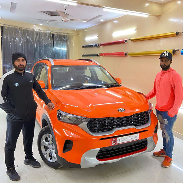 Kia Sonet Glossy Orange Body Wrap: इस किया सॉनेट से हटा नहीं पाएंगे नजरें, जानें क्या है खास