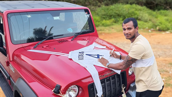 Cricketer T Natarajan Receives Thar: भारतीय क्रिकेटर टी नटराजन को मिली महिंद्रा थार, आनंद महिंद्रा को कहा धन्यवाद